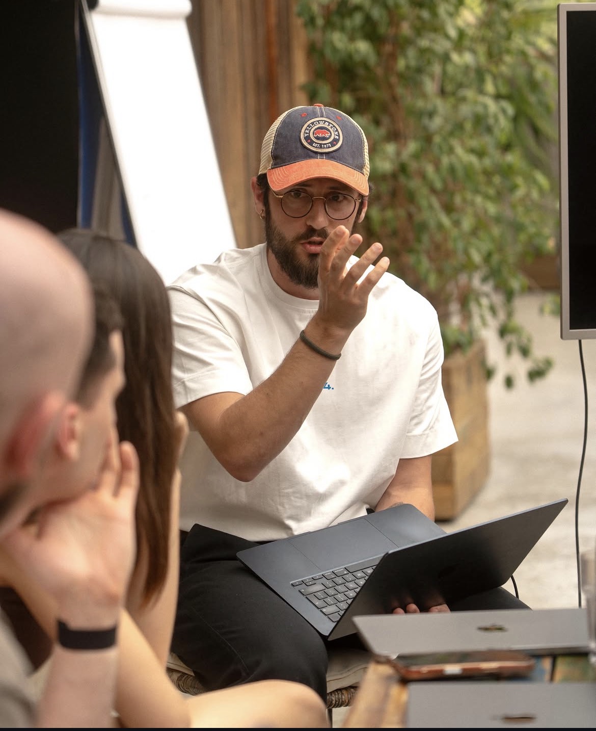 Sebastian Jorna working with a team